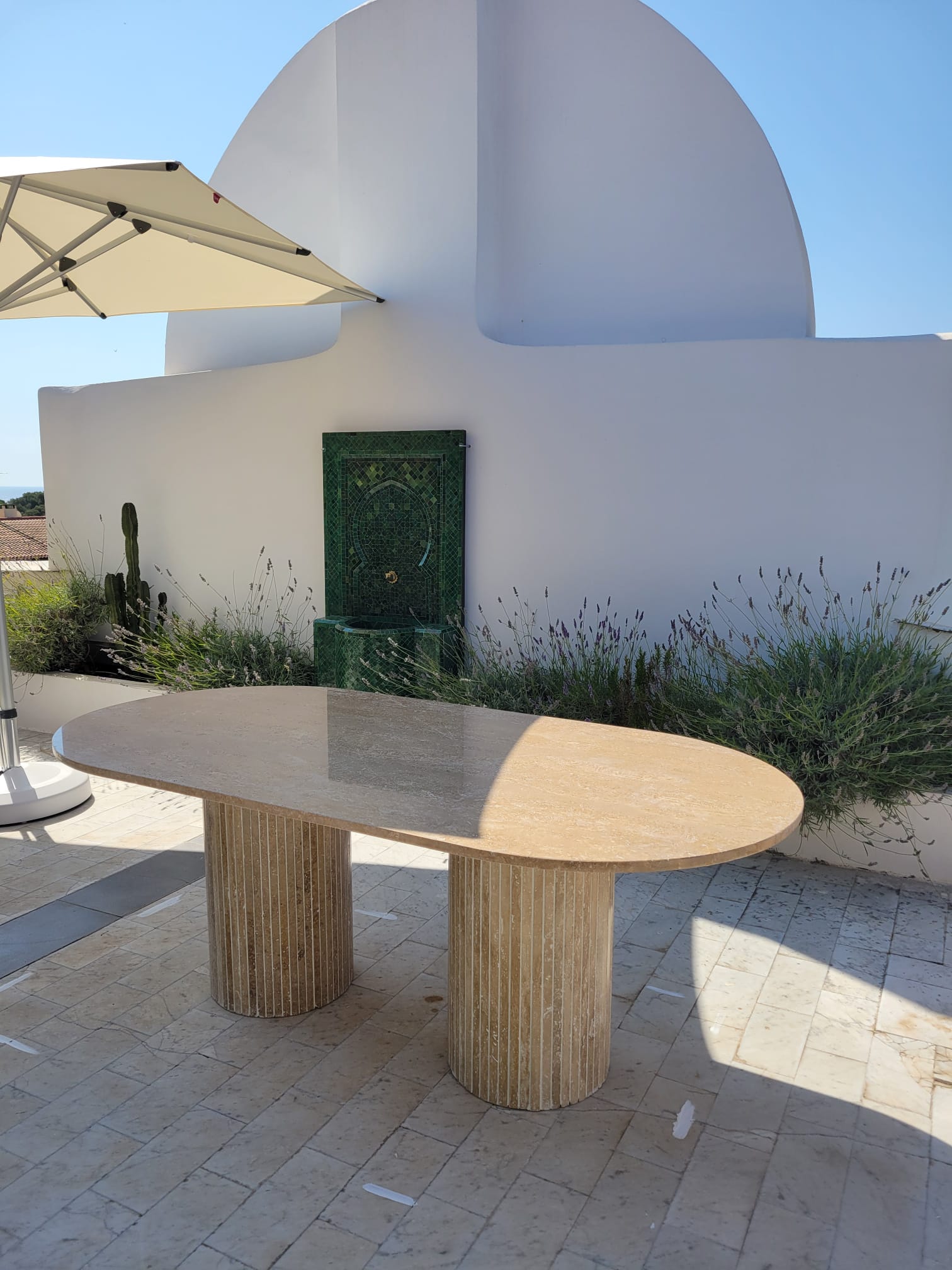 photo client d'une table en travertin et d'une fontaine en zellige